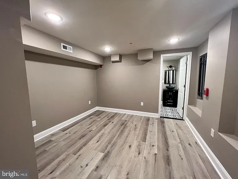 1429 W Diamond St #1R — Photo 15