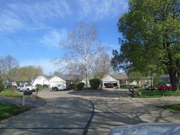 Exterior Neighborhood (street photo)