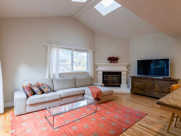 560 Barron Ave — Photo 4