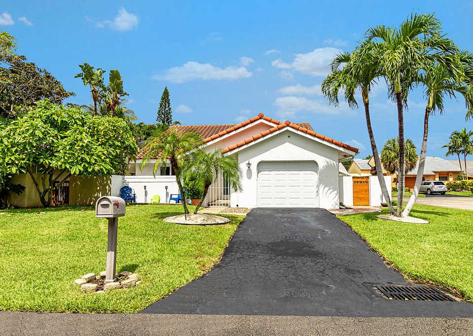 1st image of 850 NW 21st Way