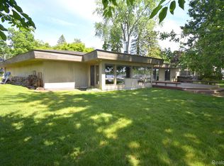 9555 Shell Bch, Pinckney, MI 48169