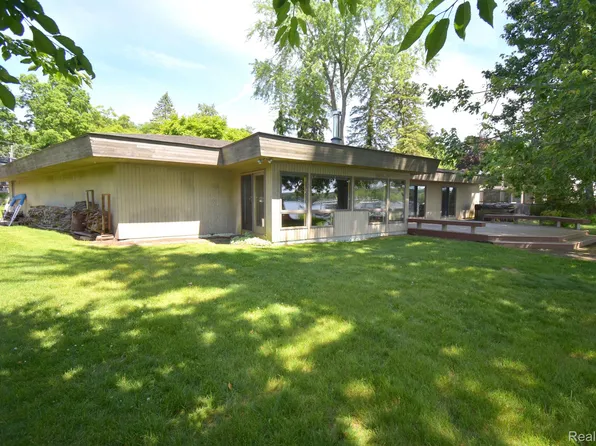 9555 Shell Bch, Pinckney, MI 48169