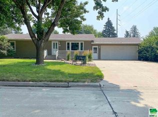 607 Kansas Ave SW, Orange City, IA 51041