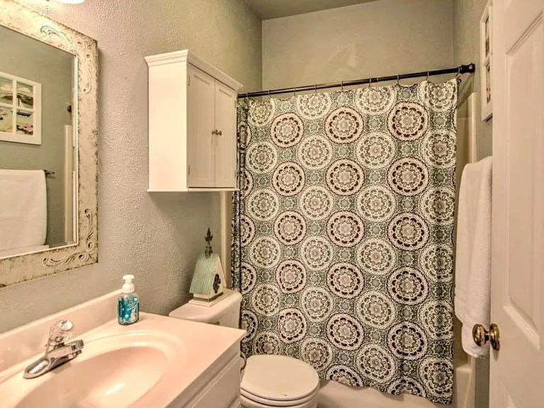 515 N Douglas St W — Photo 23