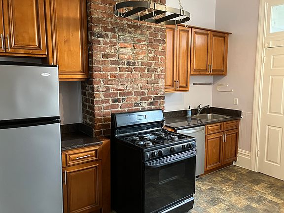 3rd image of 1148 Oak St