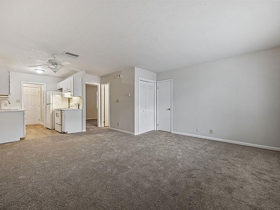 4th image of 209 Cedar St. Building D