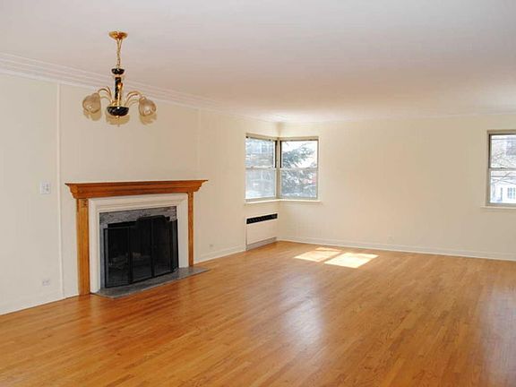 4th image of 2820 W Glenlake Ave