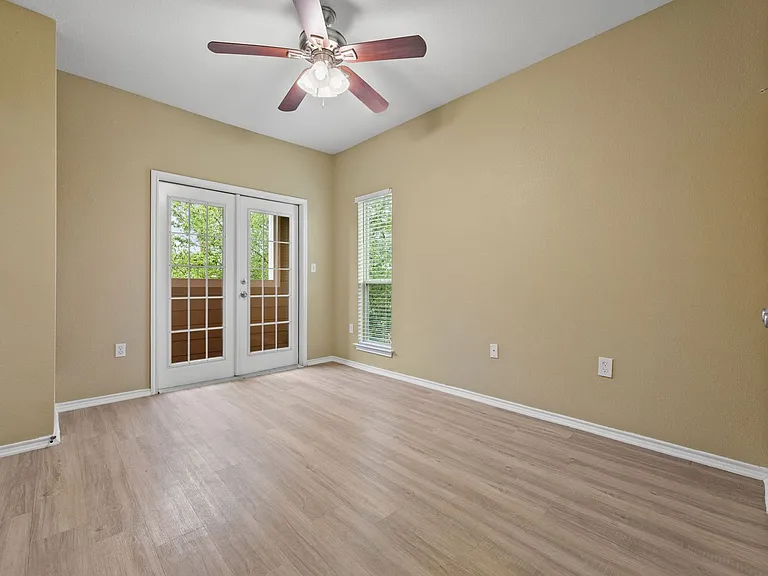 Stone Hill Apartments — Photo 31