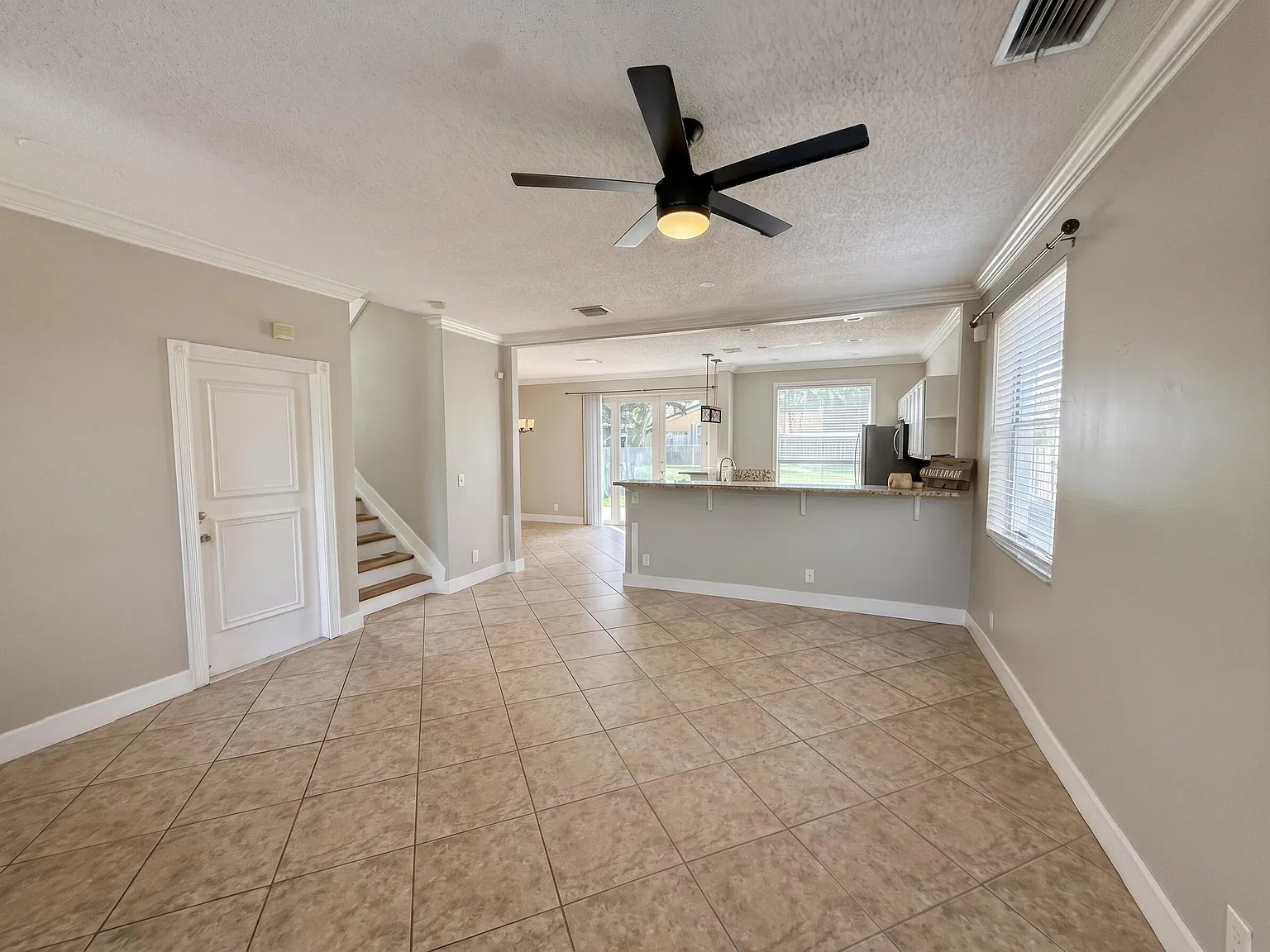 3 bed, 2.5 bath, 1564 sqft, $4,000 — Photo 2