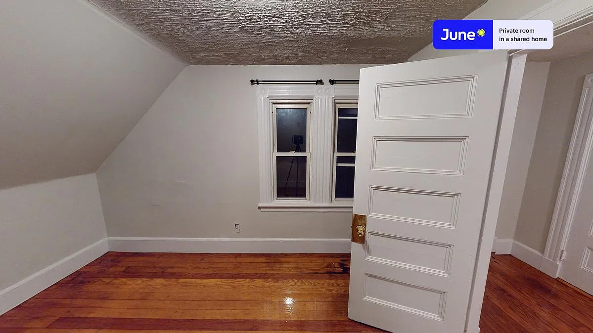 Queen bedroom in 6 bed/2 bath home in Allston #1235 D — Photo 3