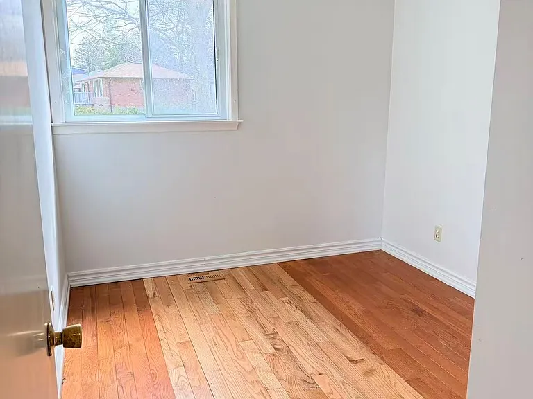 395 Loretta Cres #BACK — Photo 12