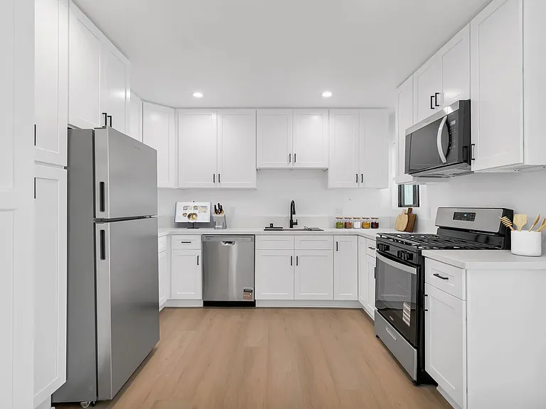 Green Hill Apartments — Photo 20