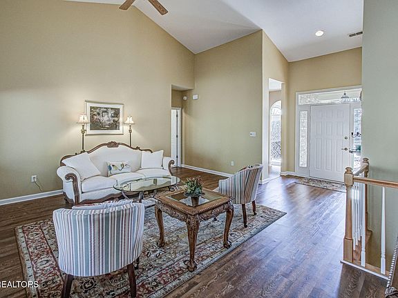 5th image of 211 Vinita Pl