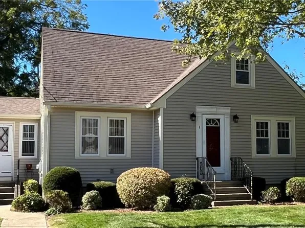 1 Ritchotte Ct, West Warwick, RI 02893