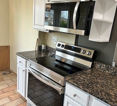 3rd image of 7621 W Montrose Ave
