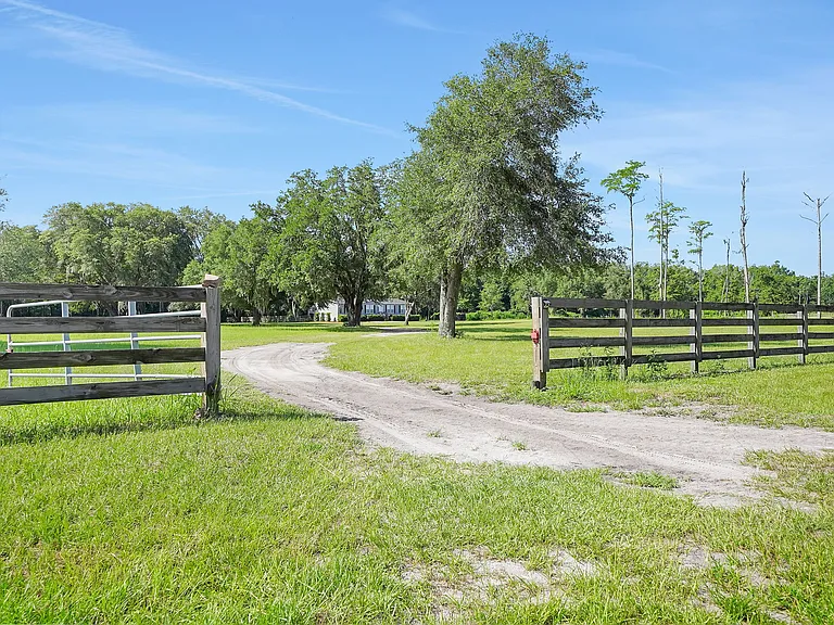 PRIVATE DRIVEWAY