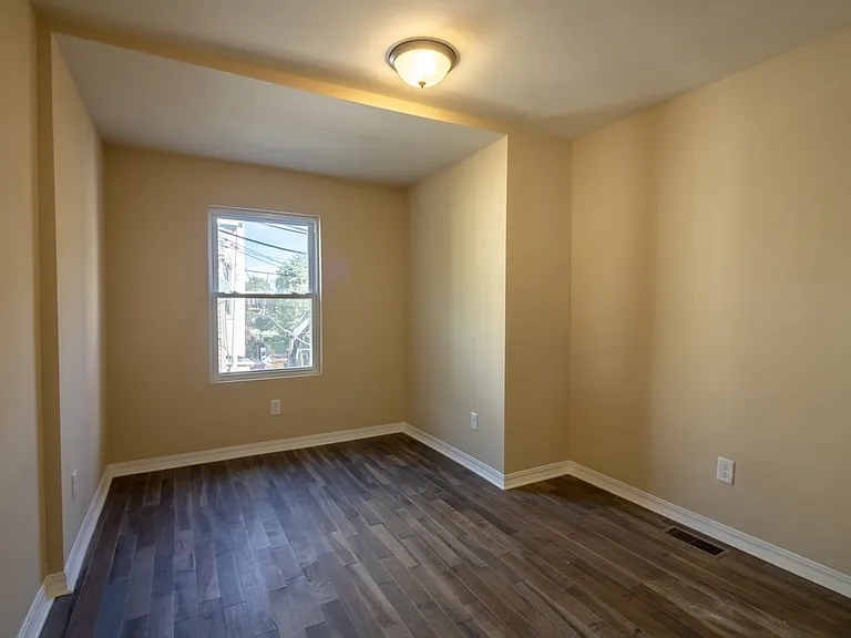2515 Ingersoll St — Photo 14