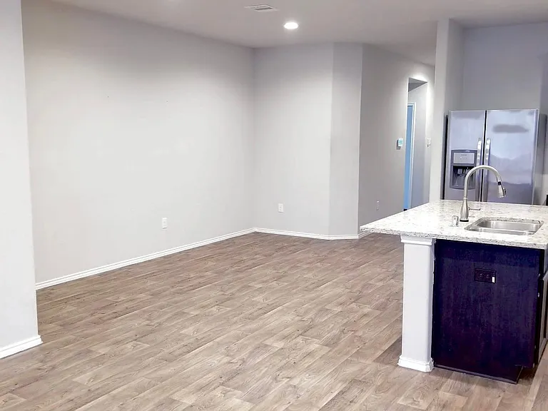 519 Green Clover Ln — Photo 3