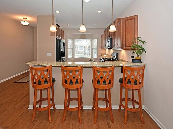 4th image of 27 Somerset Dr