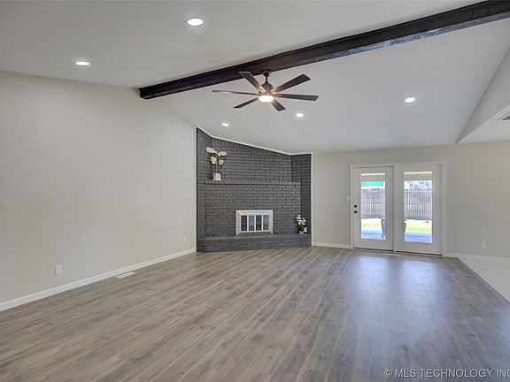 3rd image of 1005 S Aspen Ct
