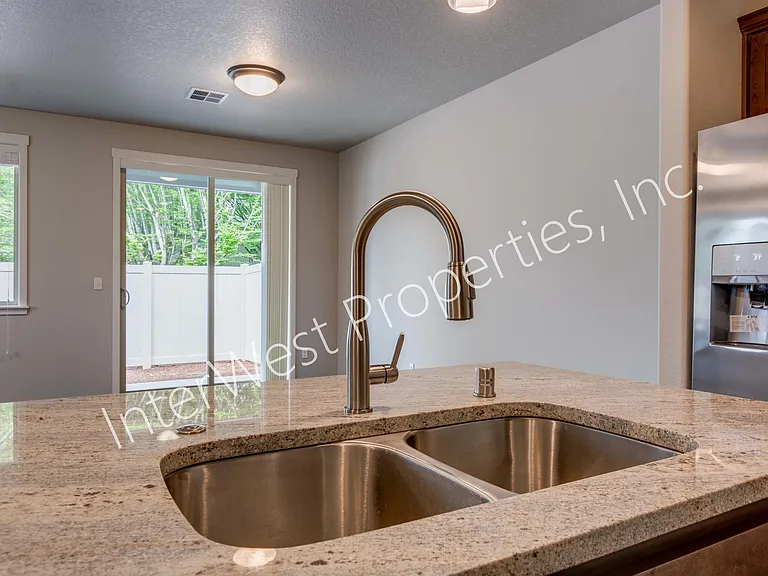 10317 NE 61st Cir — Photo 37