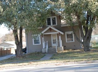 1424 Division St, Hull, IA 51239