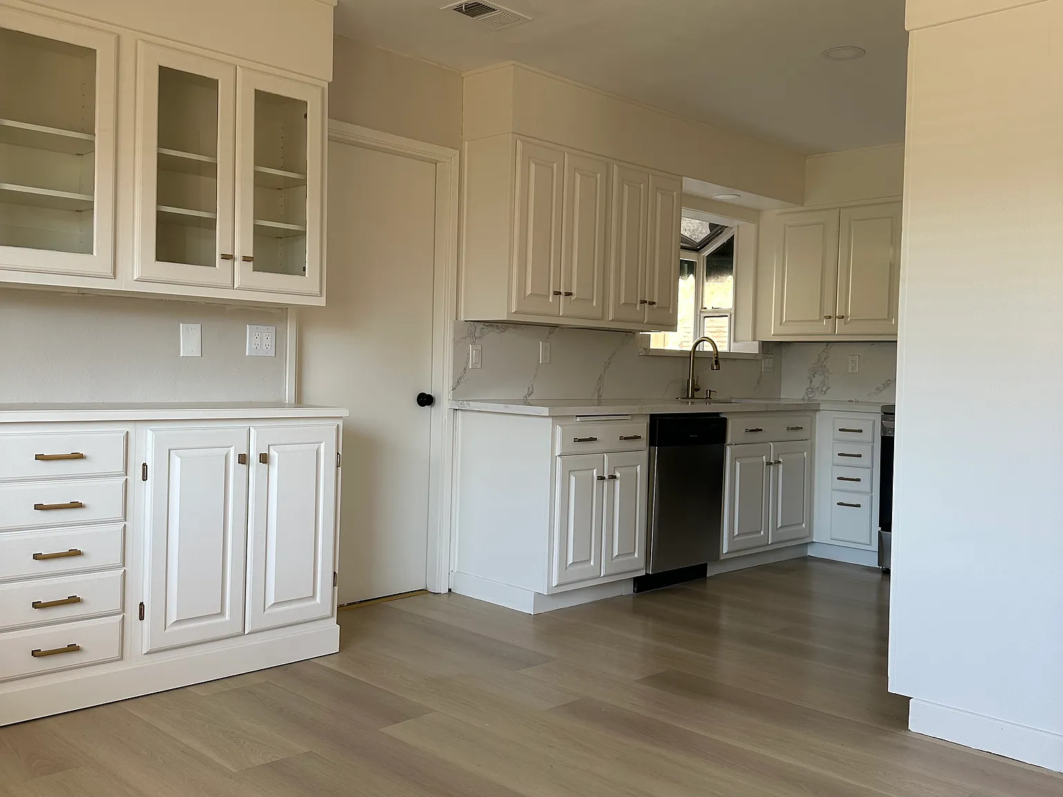 4 bed, 2.5 bath, 2306 sqft, $4,200 — Photo 4
