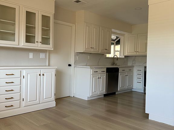 4th image of 469 E View Dr