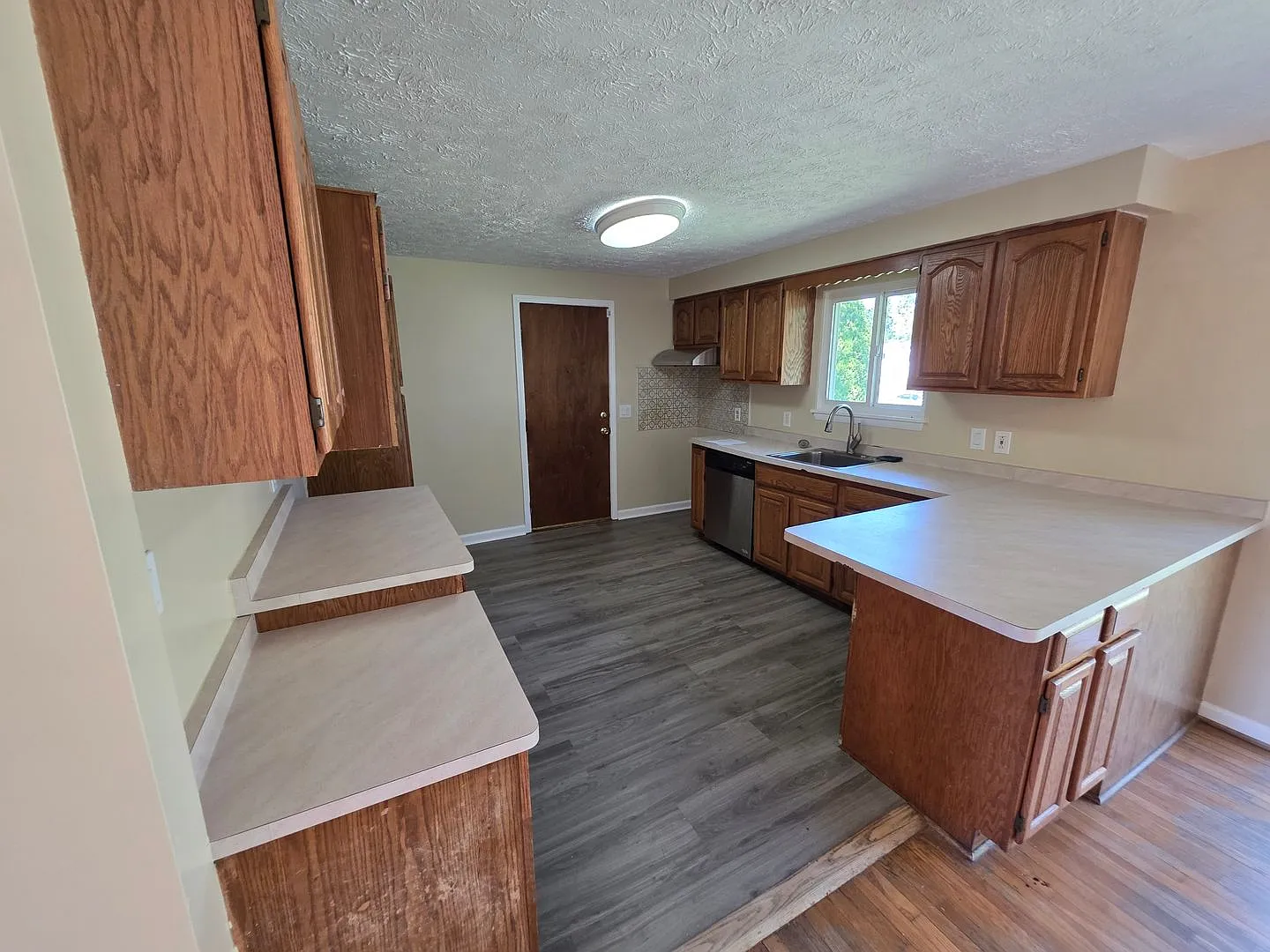 Available Now 4 Bed 2 Full Bath Single Family House in Henrietta — Photo 2