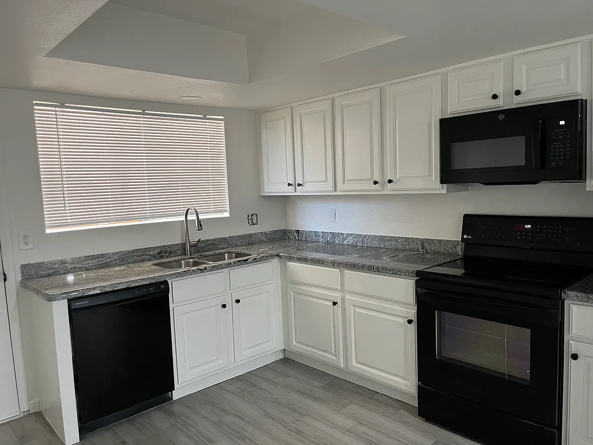 Building Photo - 8119 N 33rd Dr #2