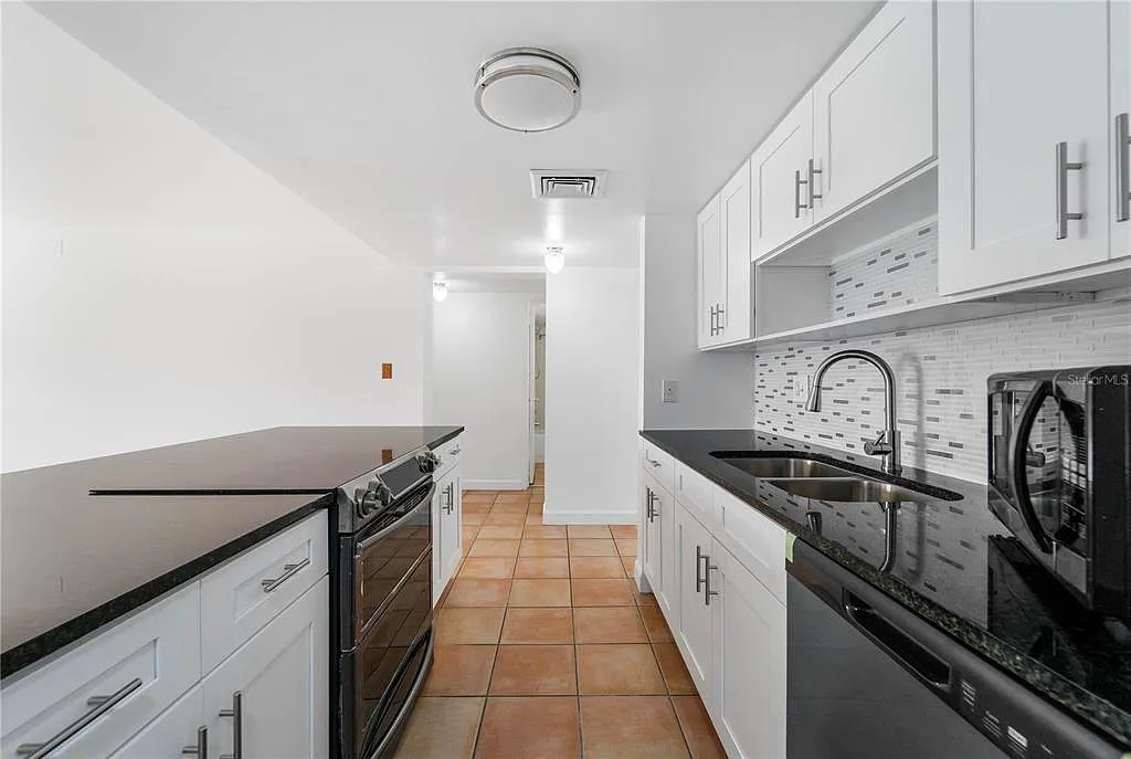 2 bed, 2.0 bath, 1094 sqft, $1,890 — Photo 2