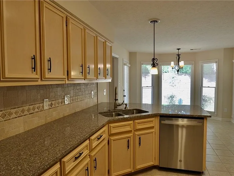 911 Oakwood Dr — Photo 13