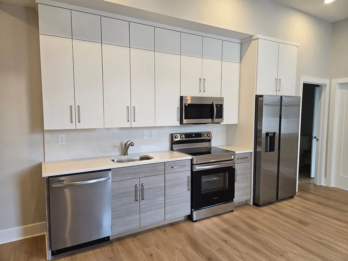 Completely Remodeled Luxury Apartment in the Heart of the City — Photo 1
