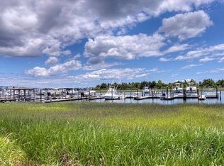 132 Edgewater Ln, Wilmington, NC 28403