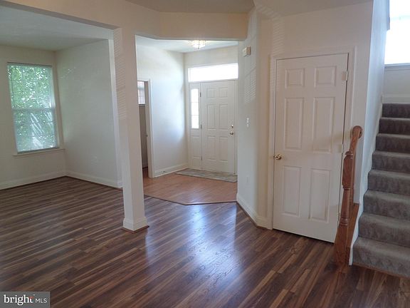 3rd image of 675 McLeary Sq SE