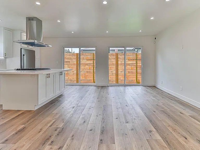 11801 Albers St — Photo 11