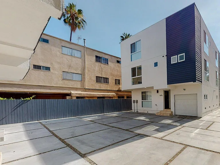 953 1/2 N Mariposa Ave #1/2 — Photo 35
