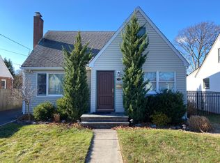 54 Chestnut Ave, Patchogue, NY 11772