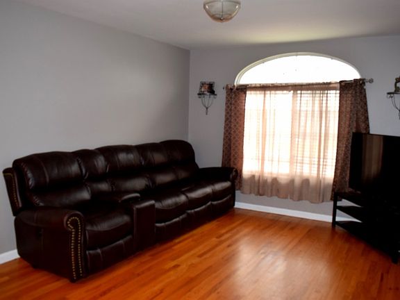 5th image of 511 Stewart Ave