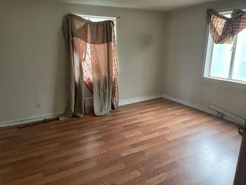 2nd image of 2124 47th St W