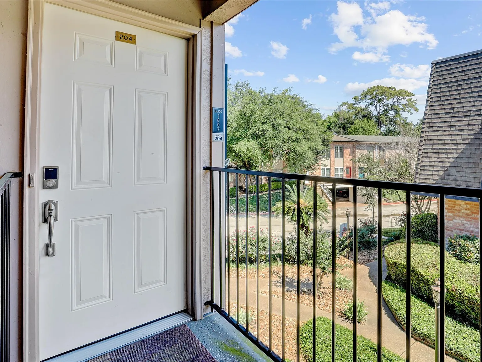 2 bed, 2.0 bath, 1158 sqft, $2,000 — Photo 4