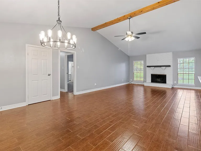 210 Pecan Valley Ct — Photo 2