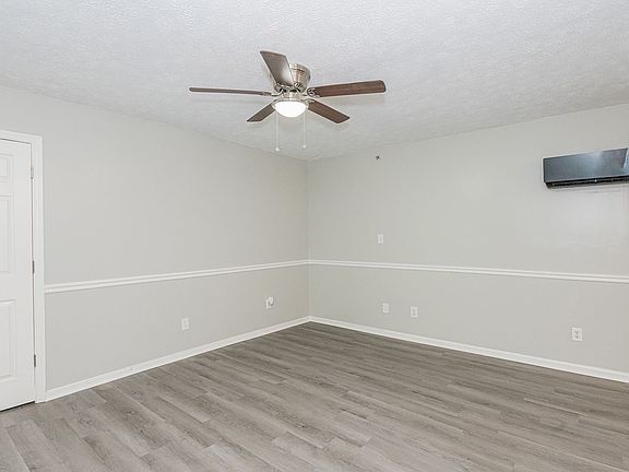 5th image of 303 S Magnolia St #2