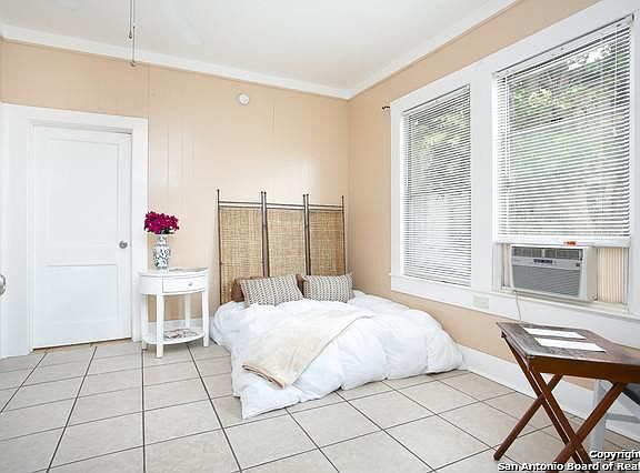 4th image of 1341 W Mistletoe Ave