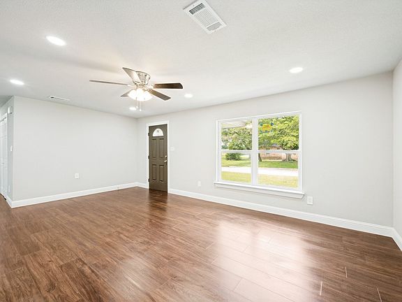 3rd image of 2800 Cecil Dr