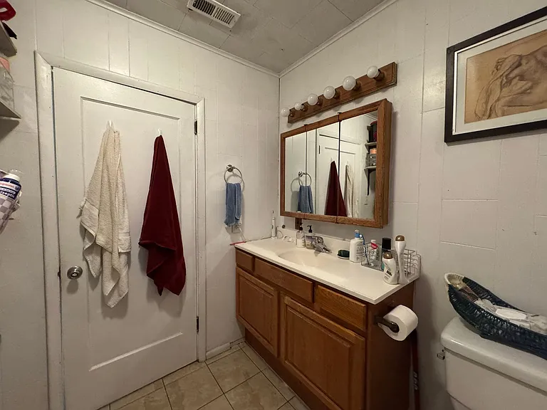 5 Bed 1.5 Bath in Fairhaven Close to Everything On a Bus Line — Photo 27