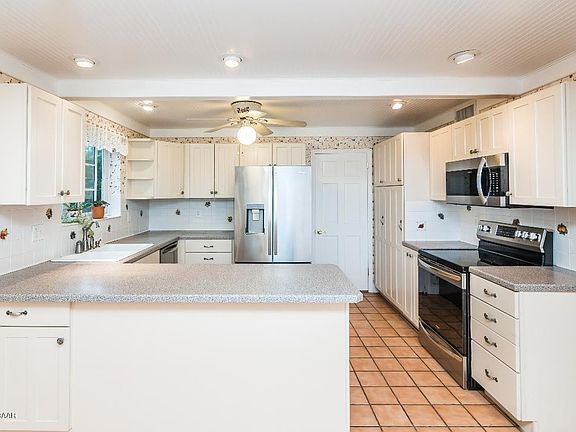 5th image of 41 Oakmont Cir