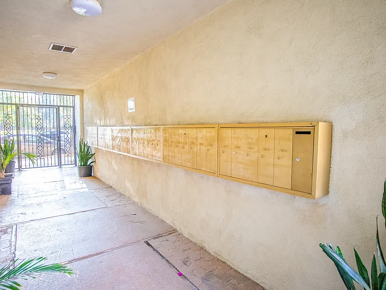 Tujunga Apartments — Photo 6
