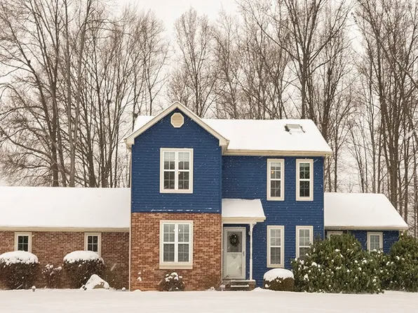 9 Forest Glen Dr, Grove City, PA 16127