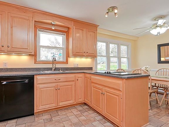 4th image of 16 Valerie Dr